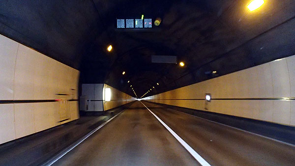 トンネルが連続する